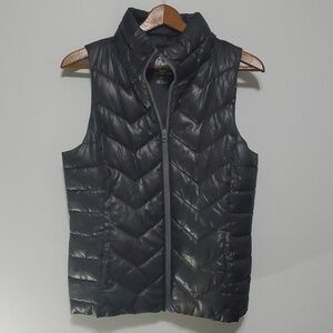 So jacket women's size medium black vest so perfect puffer zippered
